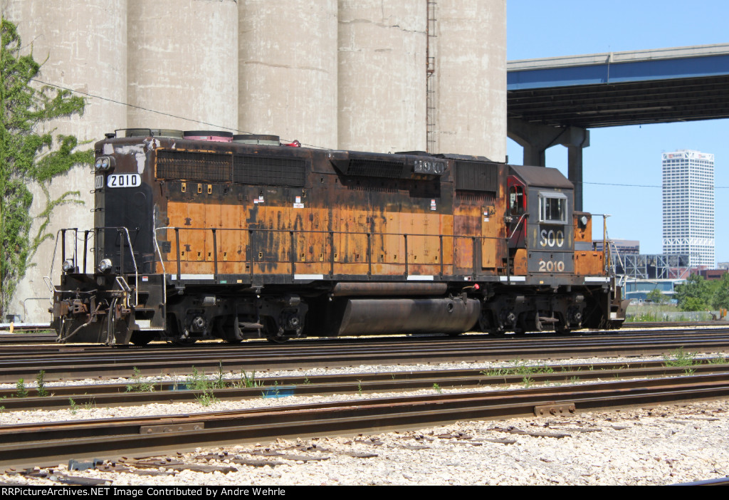 SOO 2010 idles near the east end of Muskego Yard