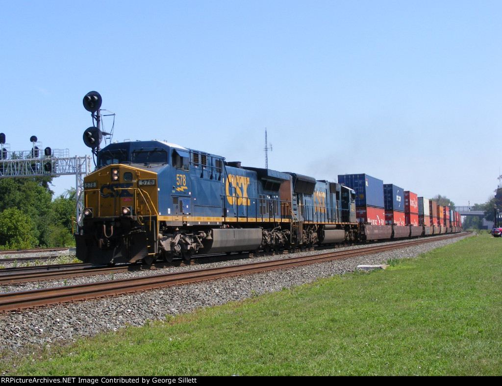 CSX 578 (AC4400CW) leads yet another intermodel through Berea.