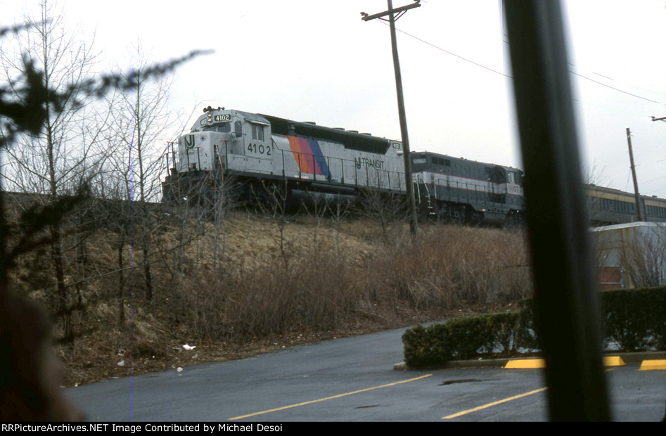 NJT GP-40P #4102 takes one up the ramp (from the Famous Burger King)