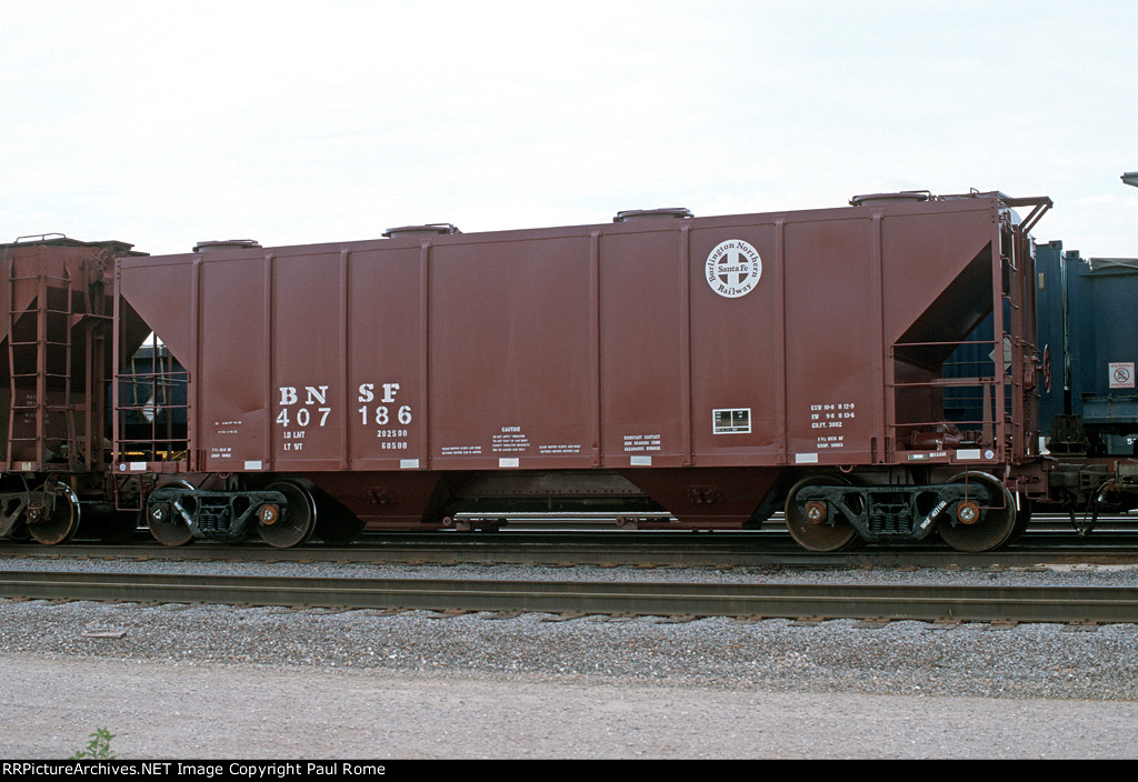 BNSF 407186, fresh repaint, on the BNSF
