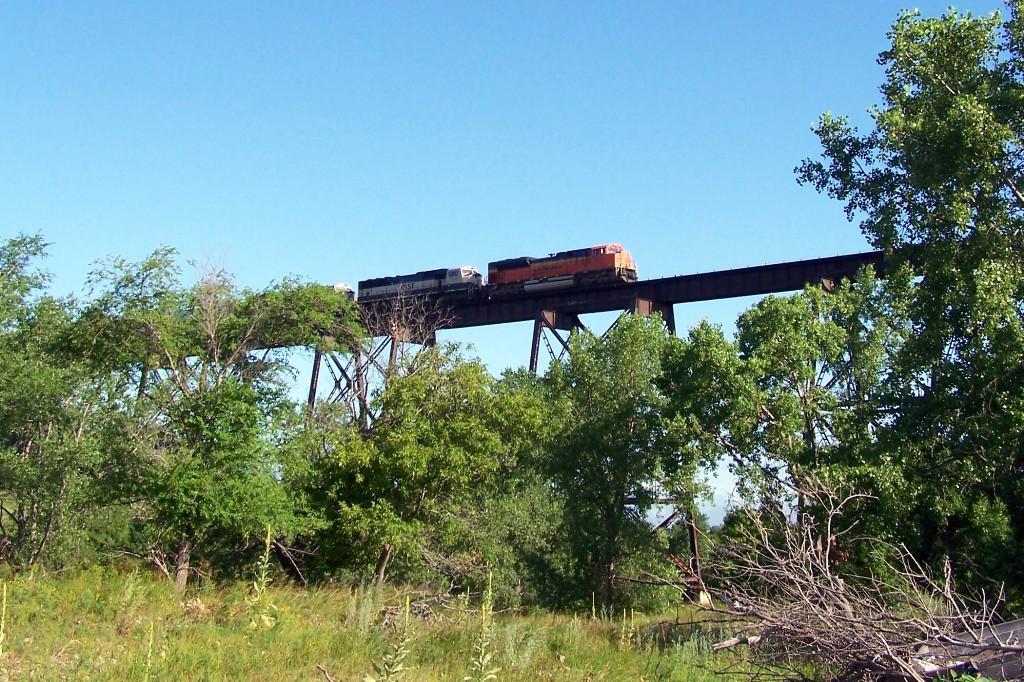 A westbound manifest approaches the west end of the BNSF (ex-Northern Pacific) bridge 