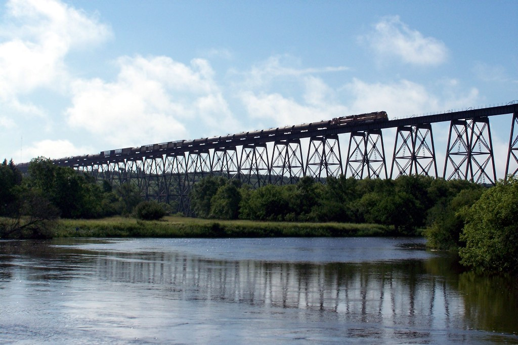 A BNSF westbound soars overhead