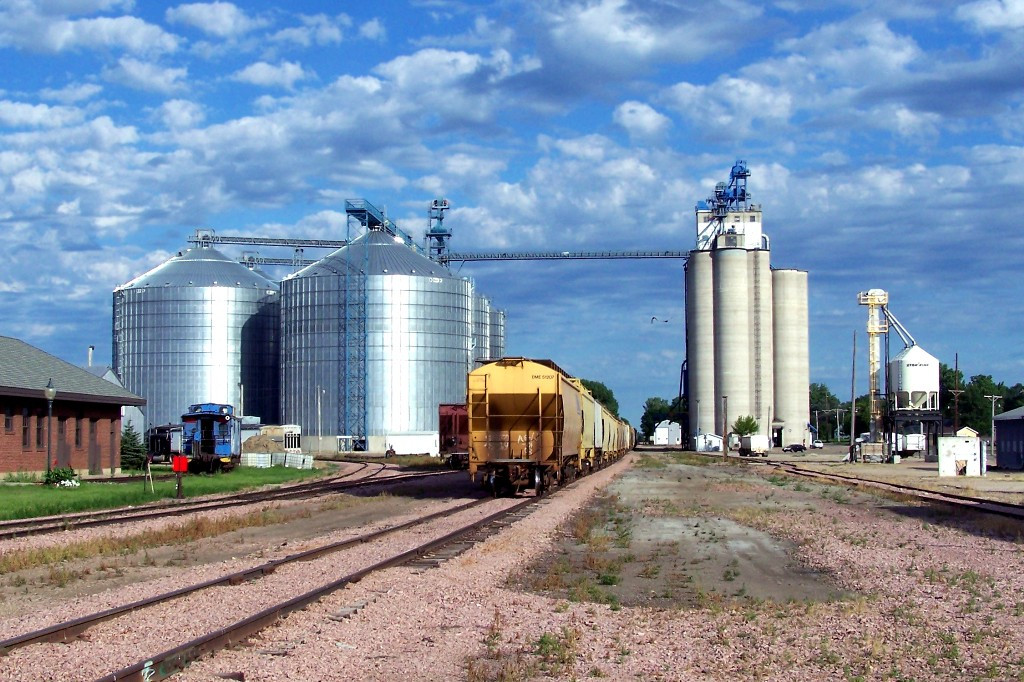 DM&E hoppers on industry tracks 