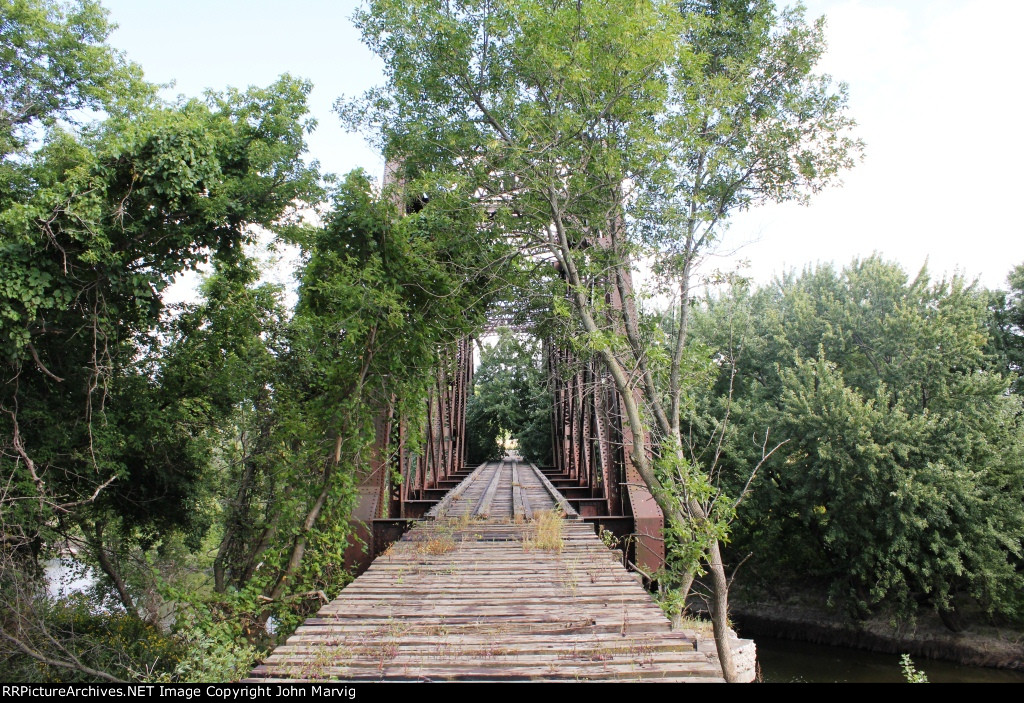 Abzndoned CN&W Bridge across Cottonwood River