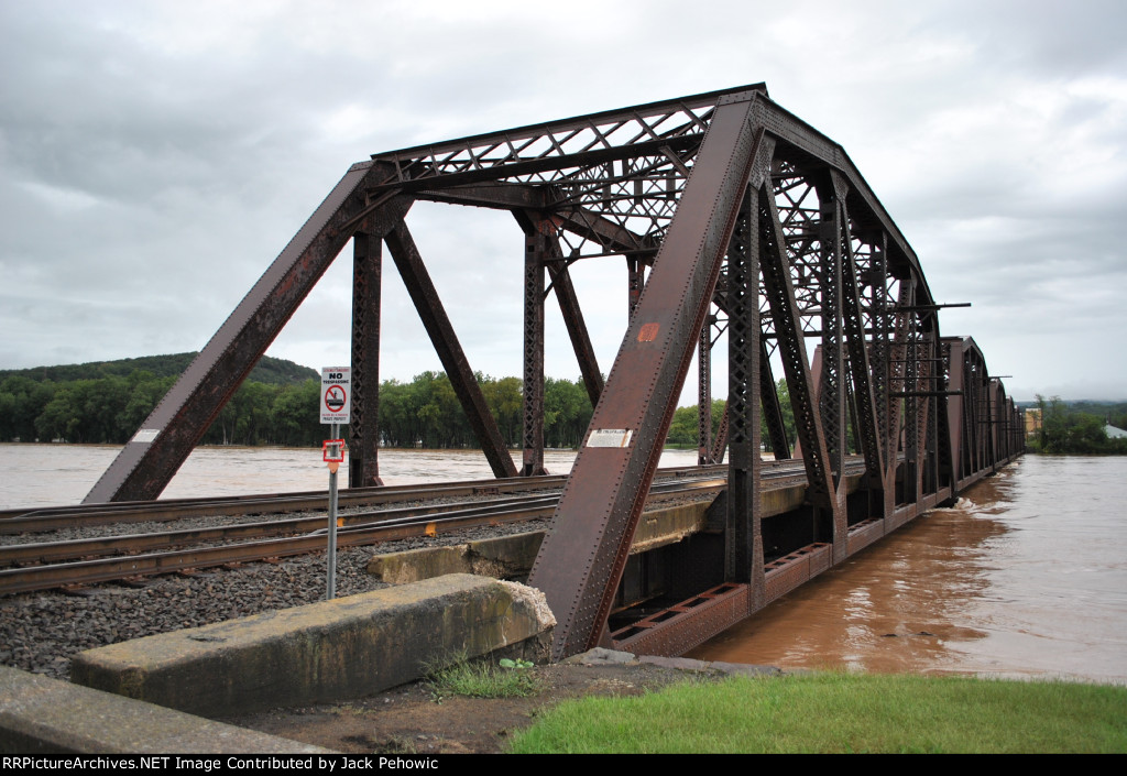NS Buffalo Line bridge at Sunbury as the river rises