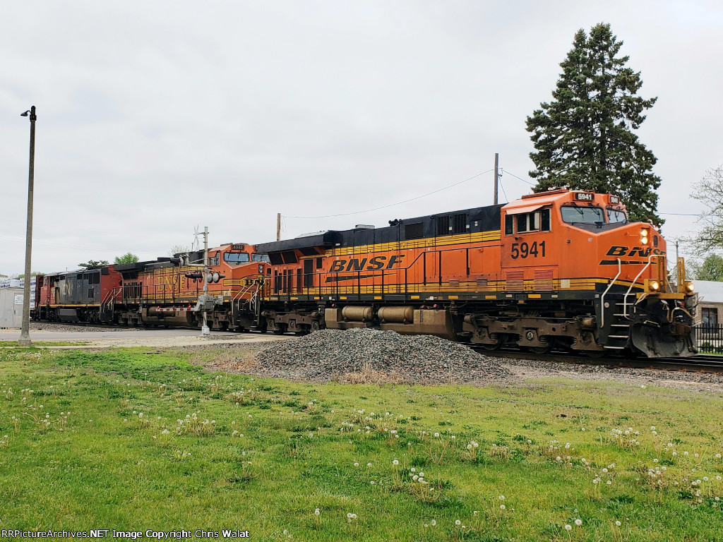 BNSF 5941 heads east with a manifest