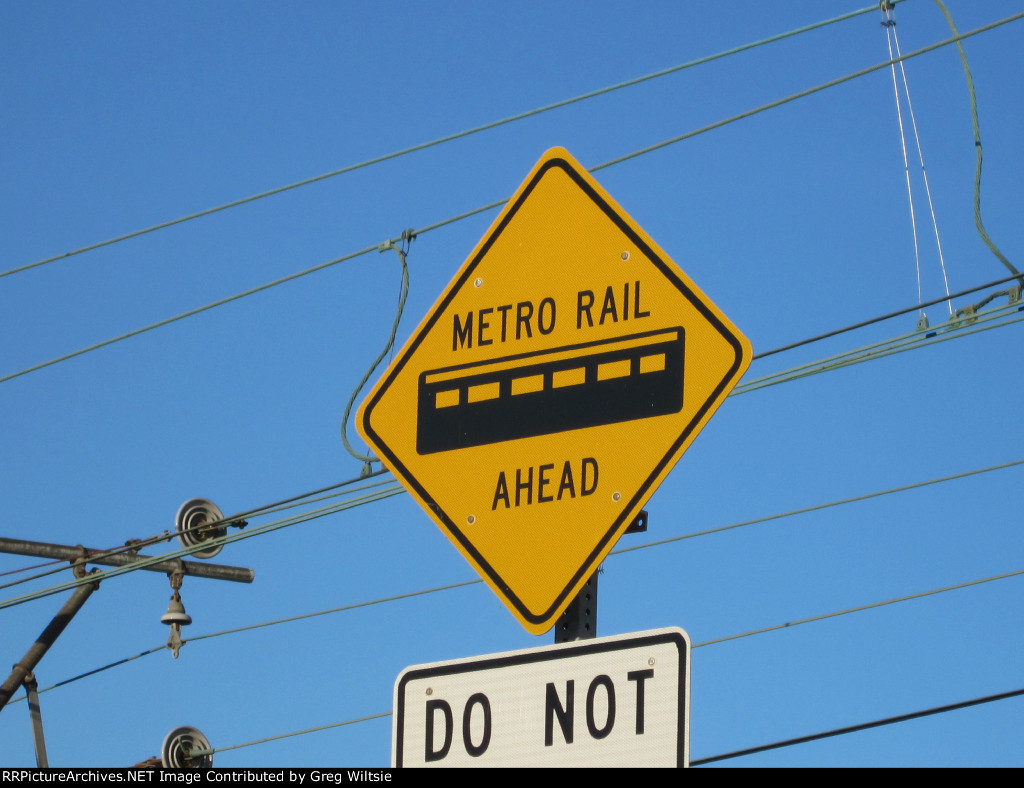 sign-for-metro-rail-crossing