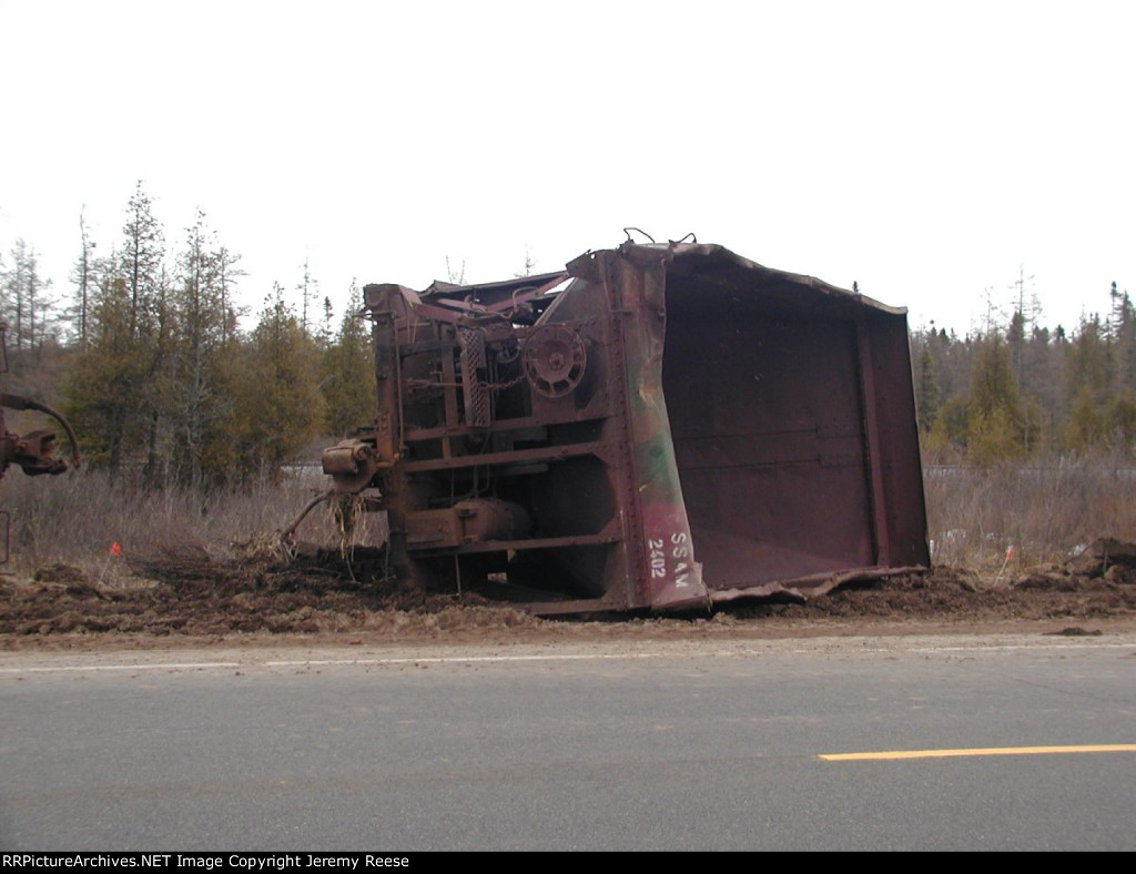 SSAM 2402 shows old CNW green paint