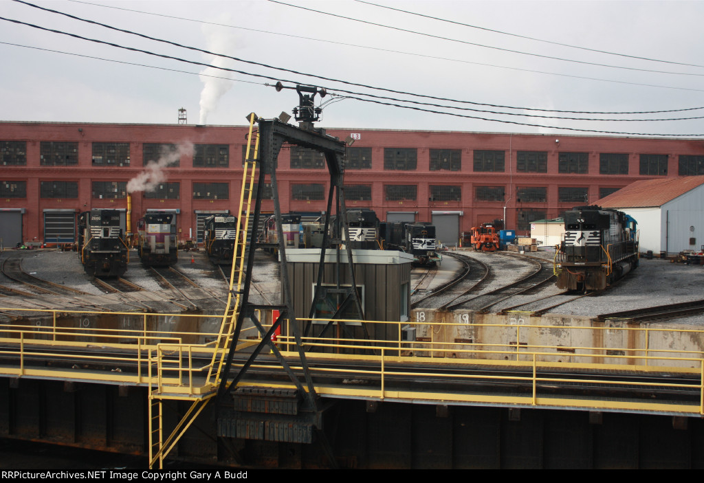 NORFOLK SOUTHERN ALTOONA PA SHOP TURNTABLE