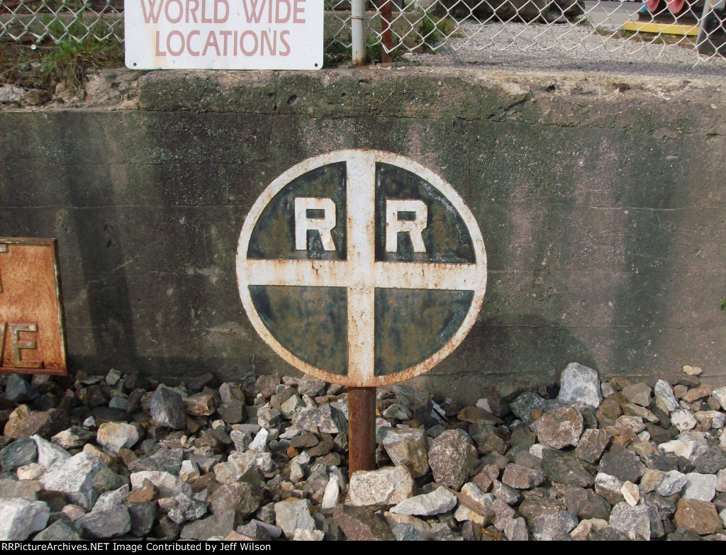 VERY unusual RR X-ing sign