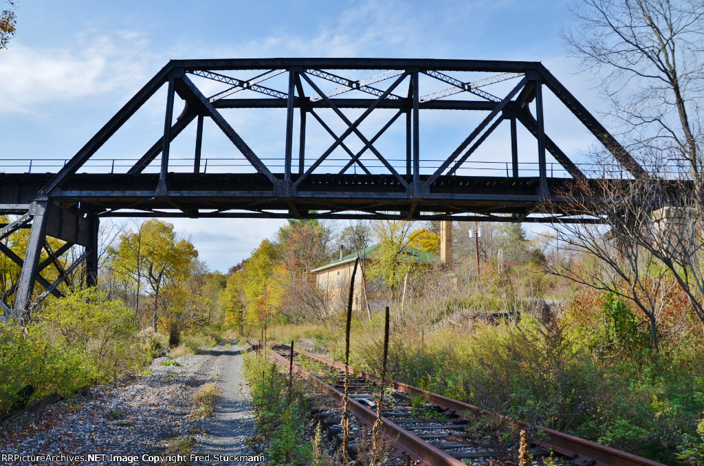 The P&S crosses the B&P, which passes yet another abandoned factory.