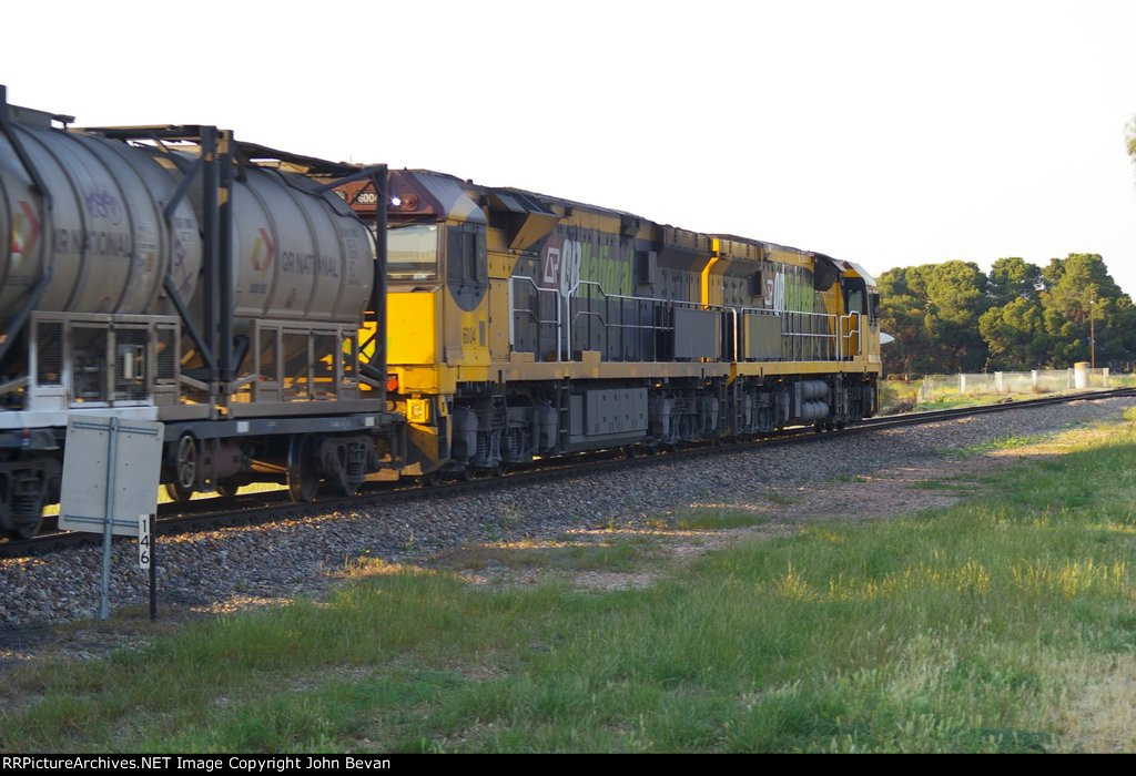 QRNational (Quensland Rail) 6009 class and 6004 note long distance fuel tankers