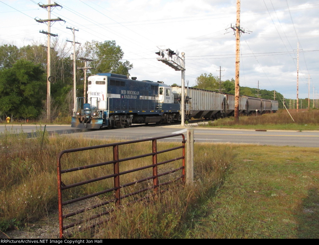 MMRR 24 rolls east over Spaulding Ave with 5 cars for Amway and King