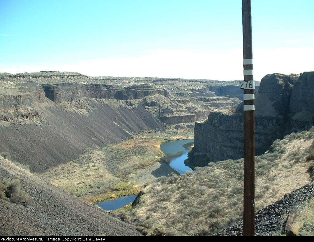 one of the many views of the palouse river gorge