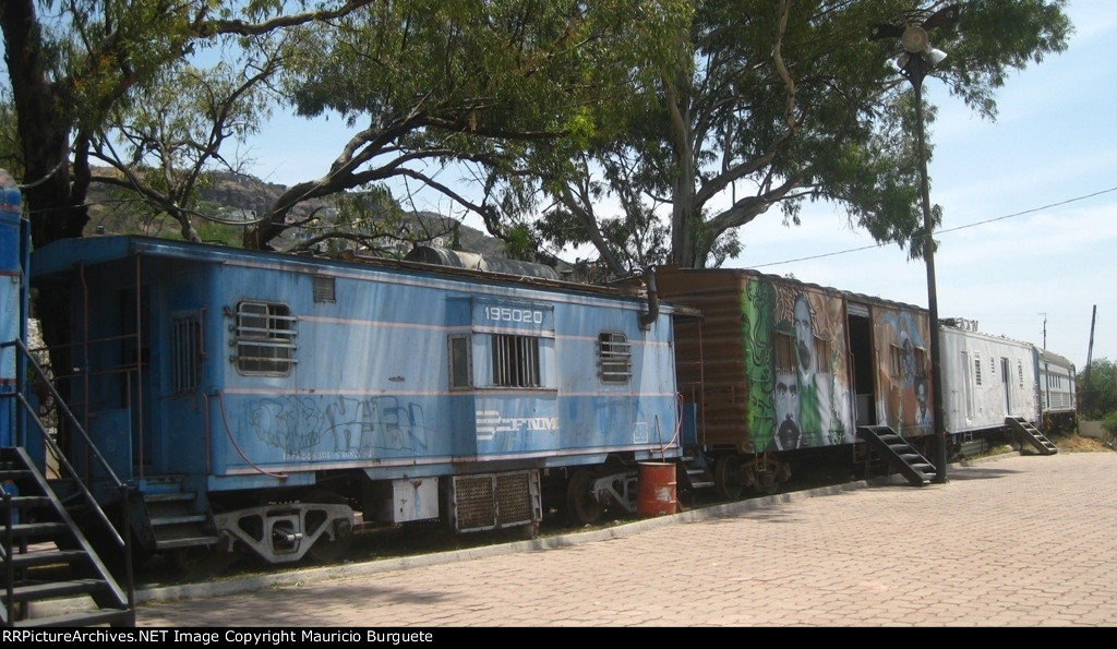 FNM Caboose and box cars at Hercules