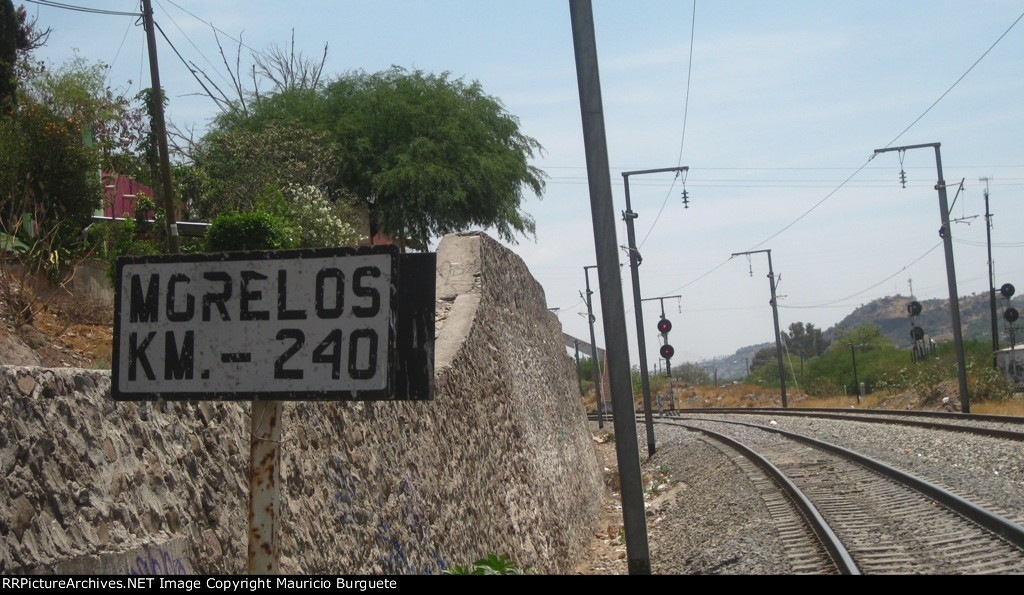 Morelos track sign at Hercules