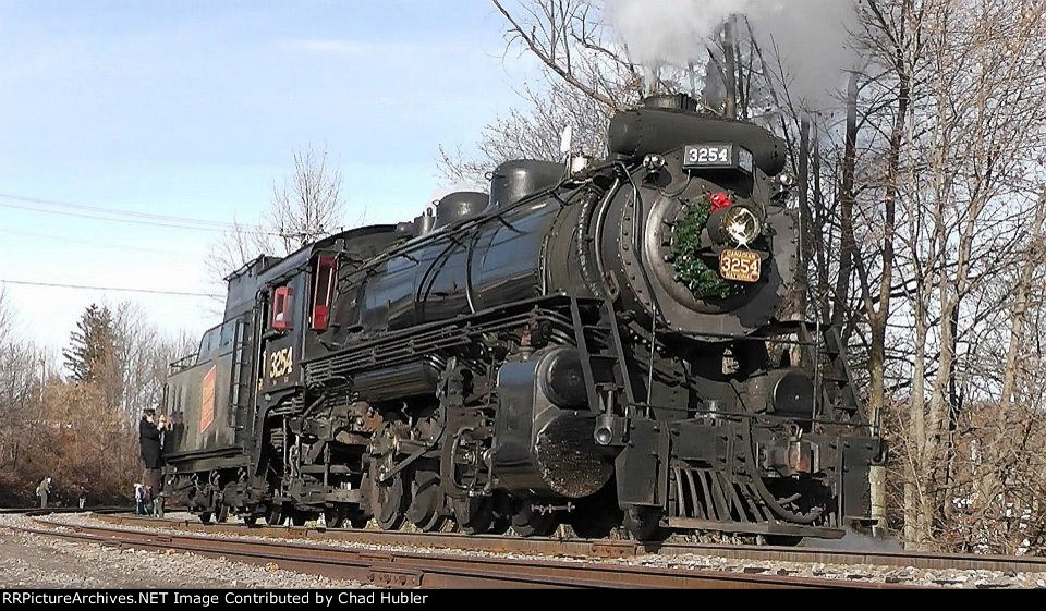 CN 3254 runs around her train at Moscow