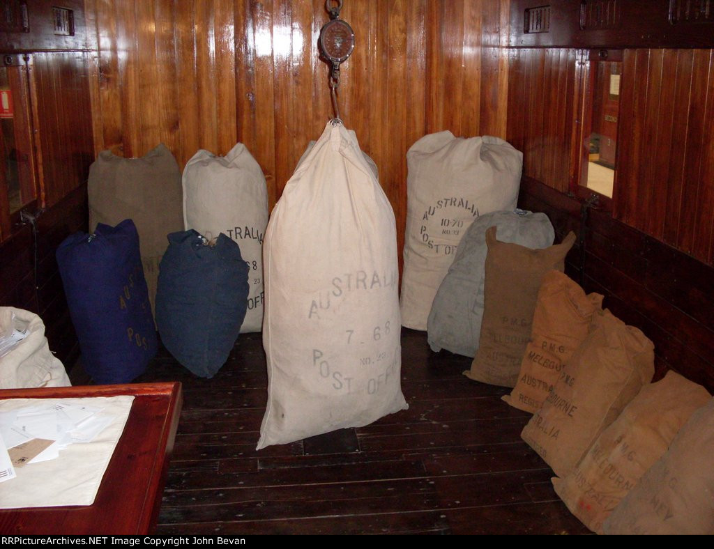 Mail sorting carriage