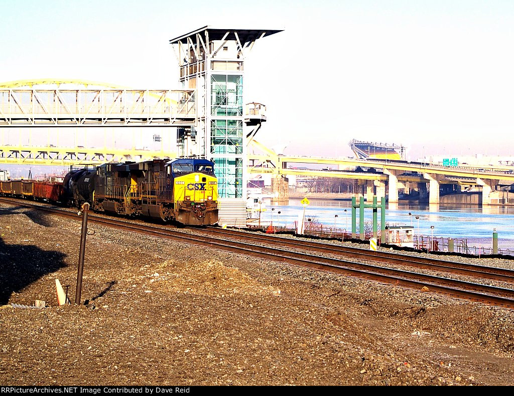 CSX 691 rolling through Station Square