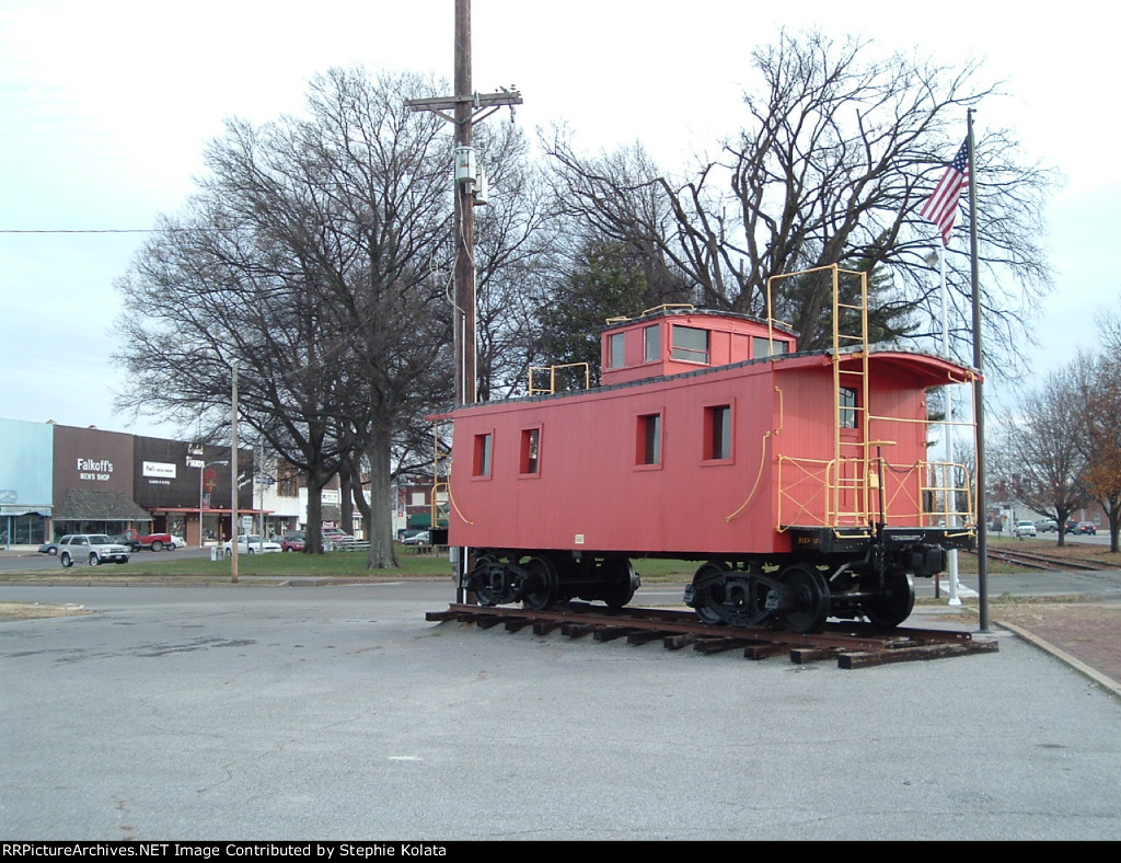 WOODEN CABOOSE FRISCO AT SIKESTON DEPORT