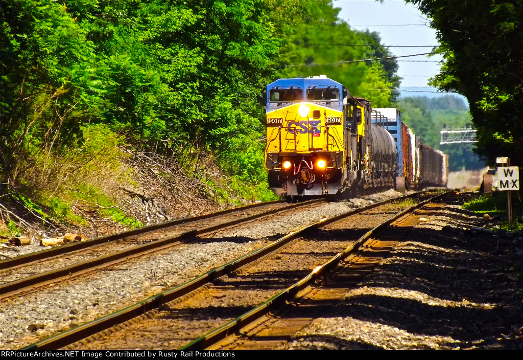 CSX Q382 grinds up the hill all out