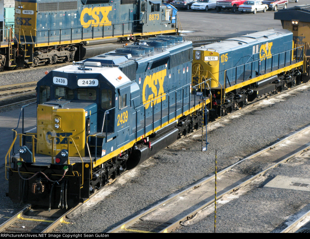 CSXT EMD SD40-2 2439 & Alco/CR MT-6 1015