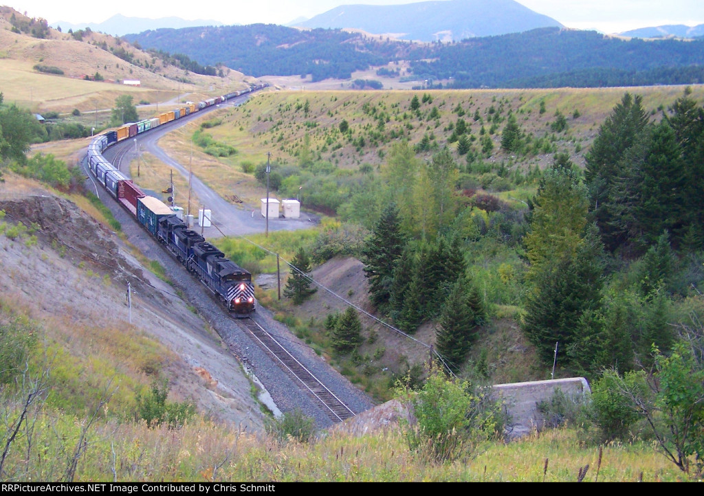 MRL 4301 leading the LAU-MIS just before entering the East portal of Bozeman Pass