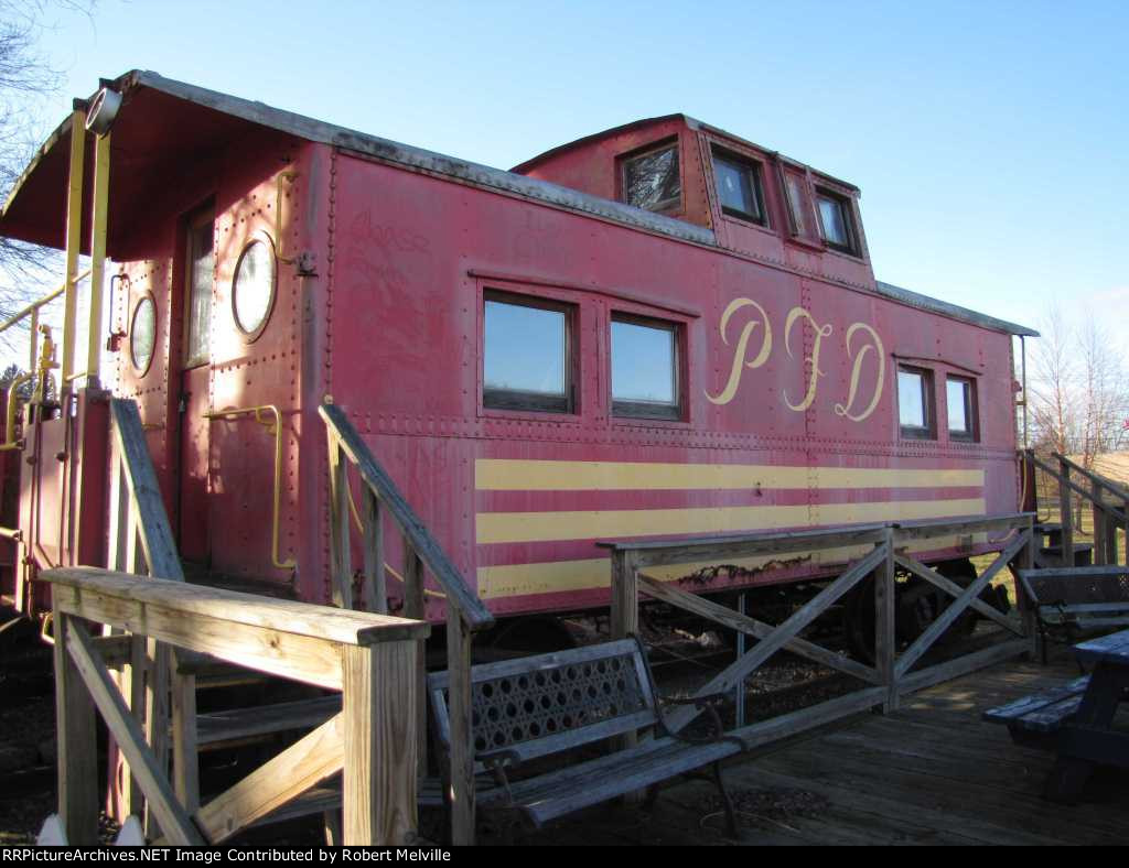 Former Lehigh Valley caboose in front of ice cream shop