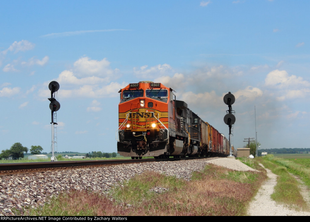 BNSF 4507 NS 2523