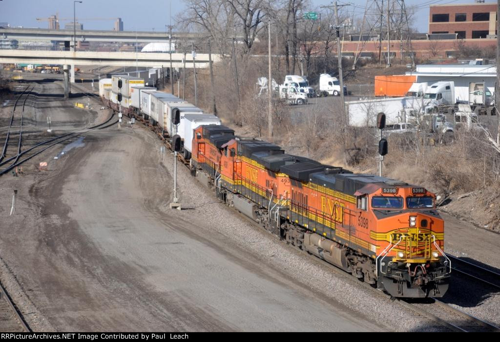Eastbound intermodal rolls through St. Anthony