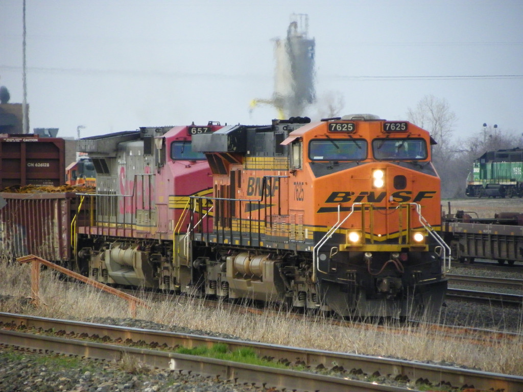 BNSF ES44DC 7625 & BNSF GP28M 1516