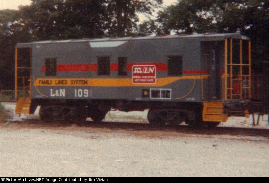 L&N bay window caboose 109 in new paint