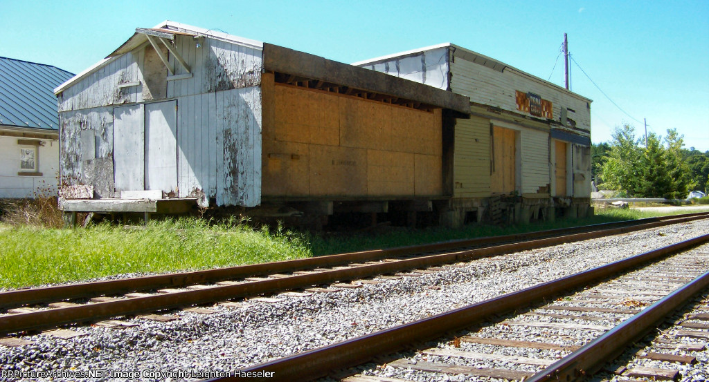 Blue Seal Feeds (northeast corner sans loading docks)