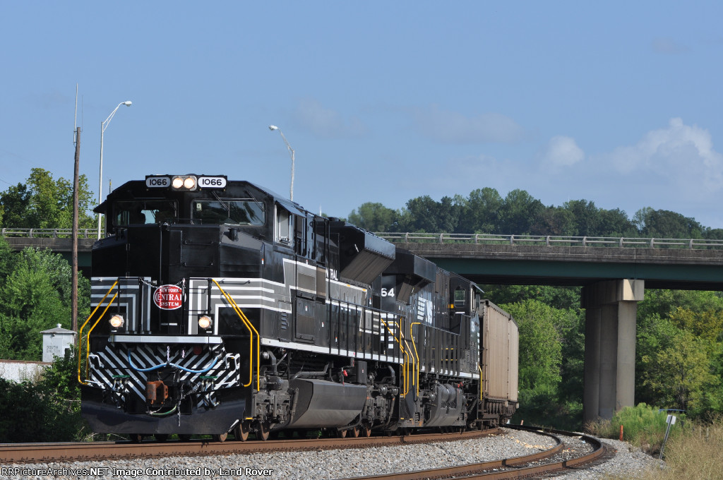 NS / NYC 1066 On NS 703 Northbound
