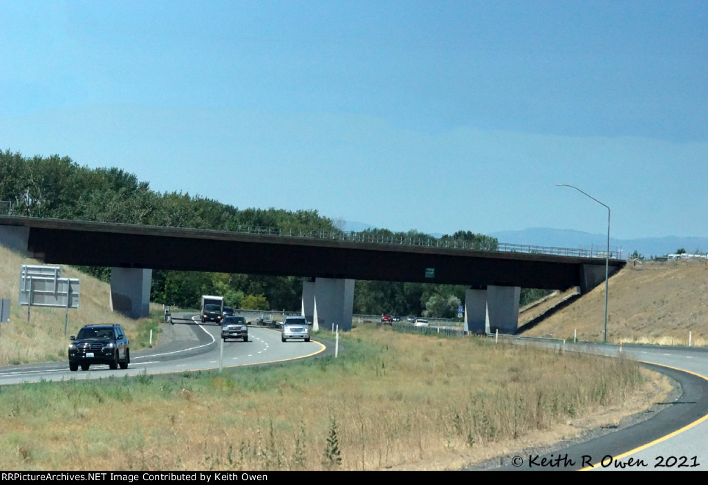 BN and UP Bridges Over I-82