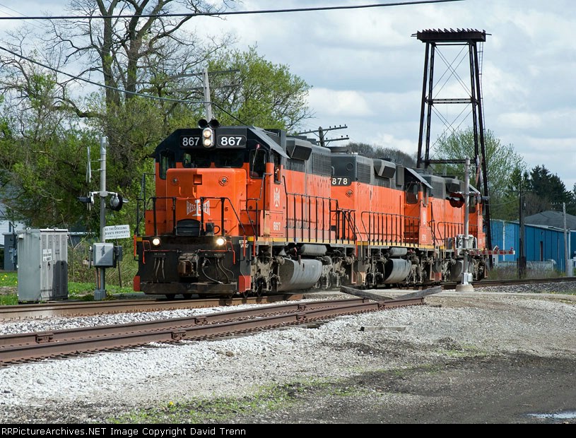 The "Three Amigos" B&LE SD38s 867, 878 & 866 arrive at Mulberry St on their Northbound journey