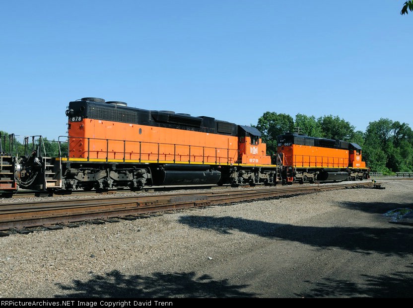 B&le 867 & 878 lead the train southbound though Albion yard