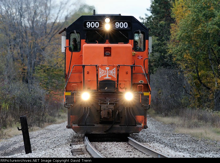 BLE 900 approaches Rt 215 in this cloe up view of the crew