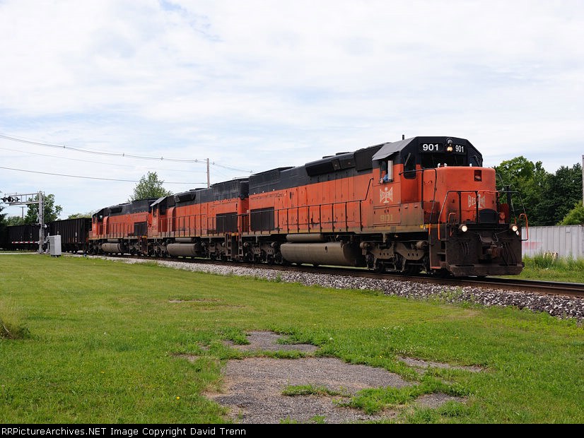 Northbound B&LE 901 arrives at Pearl St with its loads of empties