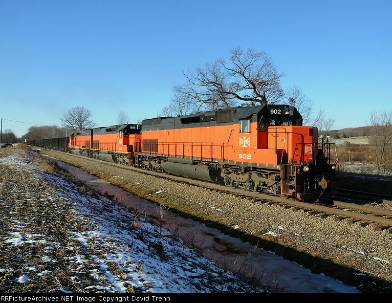 With the crew change now complete, B&LE 902, 906, and 907 head southwith their loads of ore