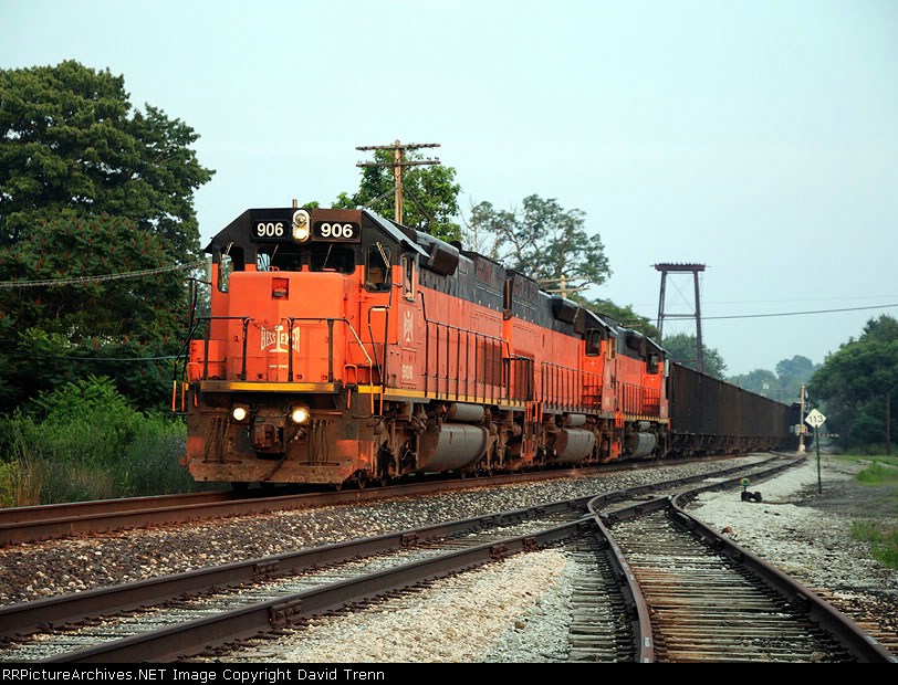 Northbound B&LE 906 arrives in Conneautville in the last rays of sun