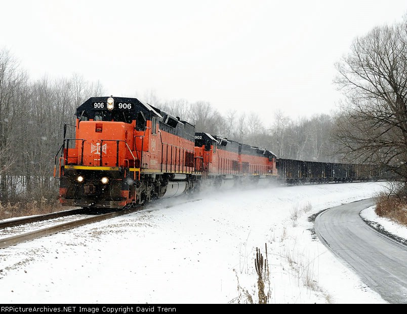Southbound B&LE 906, 905 & 907 rounds the curve at MP 109