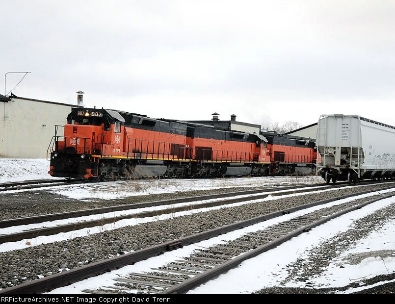B&LE 907, 906 & 902 back into EMSCO to pick up a waiting car