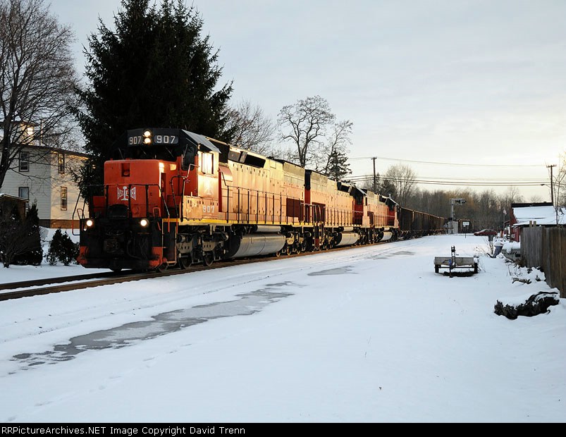 B&LE 907, 902 & 906 arrive at Pearl St in the last rays light.