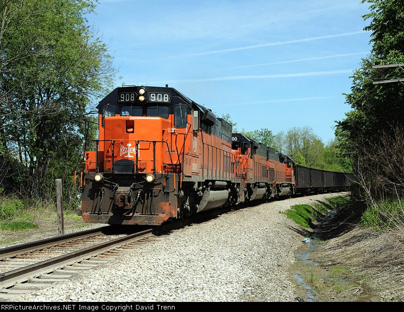 Southbound B&LE 908 rounds the curve at Pennside Rd just south of Albion