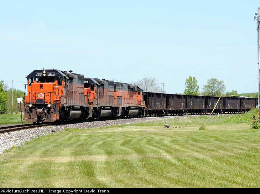 Southbound B&LE 908 approaches Pearl St on it way south