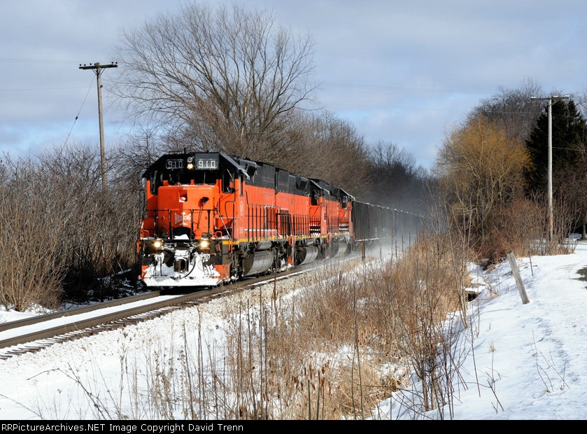 BLE 910 leads sisters 905 & 901 with a short string of empties Nortbound at Old Albion Rd.