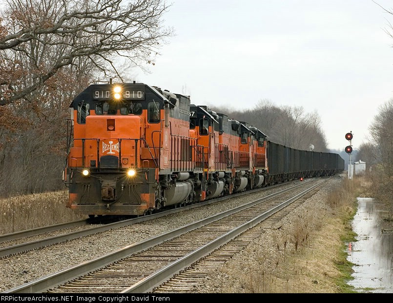 Northbound B&LE 910 takes the siding 