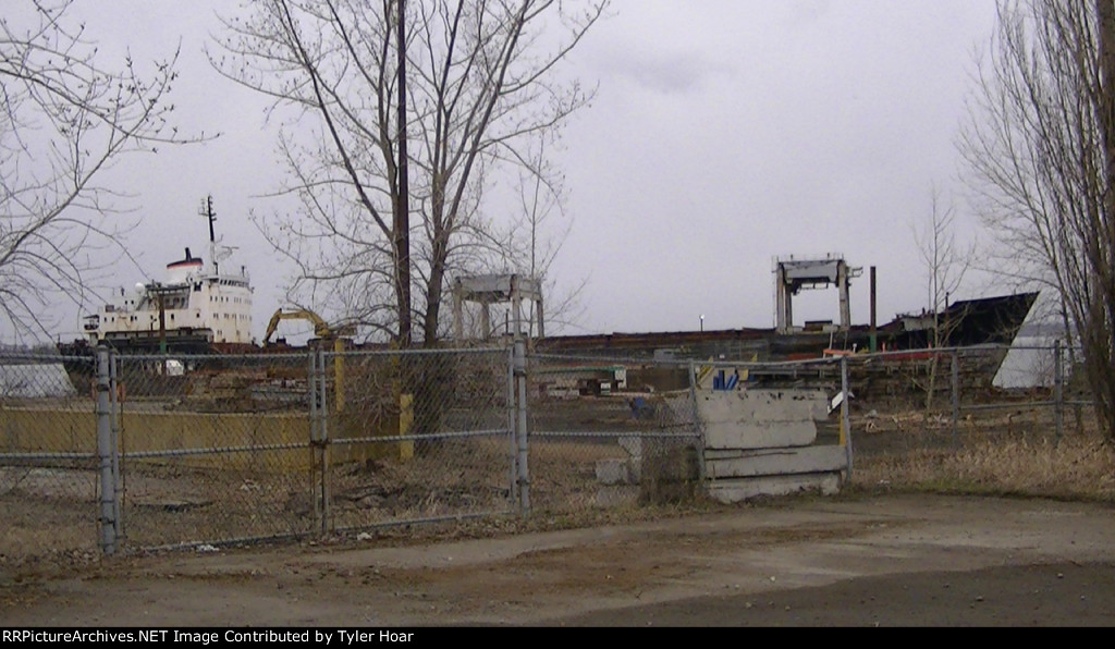 Kathryn Spirit retired from its pulp and alumnium ingot service. Now it is being scrapped across the street from the CSX tranload facility