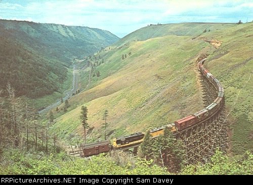 NP and UP GP9's cross Halfmoon trestle